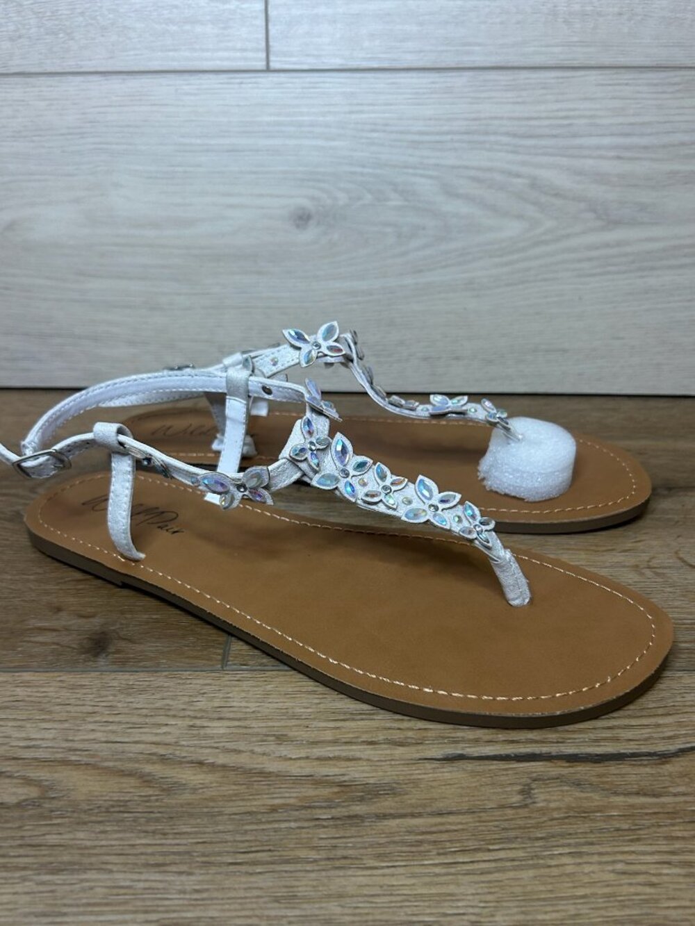 Wild Pair Krisleyyf Thong Flat Sandals White Blink Size 11M